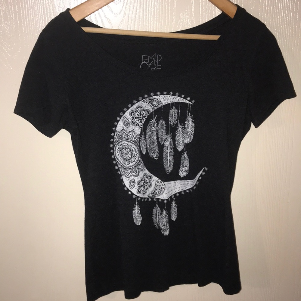 Graphic T-shirt.